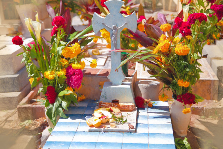 Grave with offerings