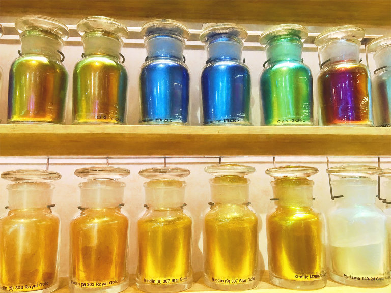 Iridescent pigments